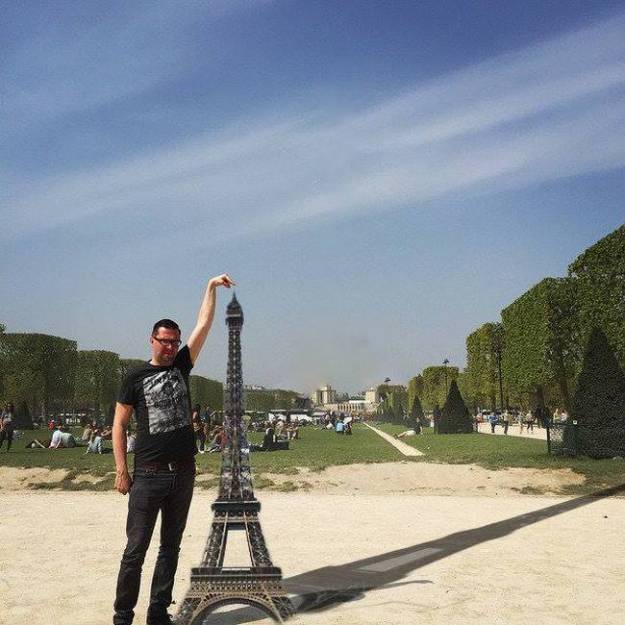 eiffel tower finger photoshop shrink Eiffel Tower Sid Frisjes Man asks Internet for Photoshop help on a vacation photo, gets hilariously trolled